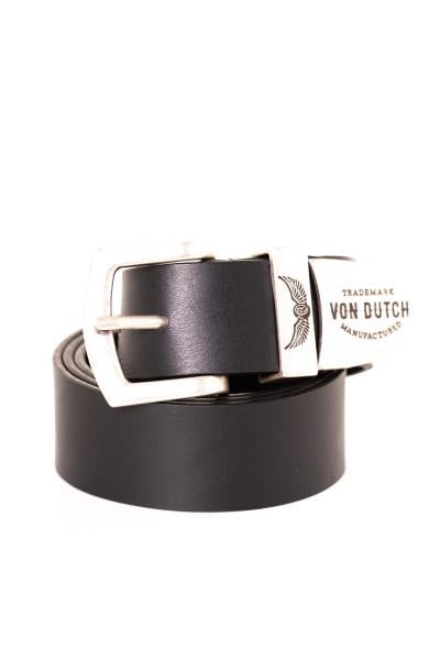 Cinturón de cuero negro con gran hebilla cromada