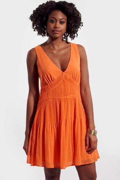 Robe orange plissée avec col V