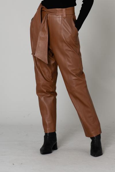 Pantaloni in pelle cognac con cintura