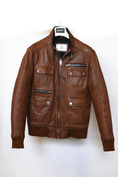 Cognac und dunkelblaue Lederjacke