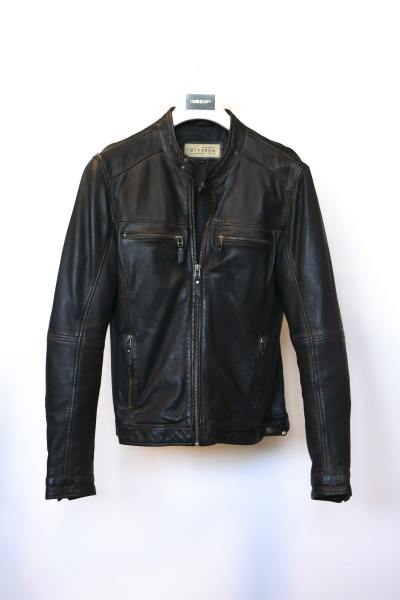 Schwarze Lederjacke mit Schnappkragen