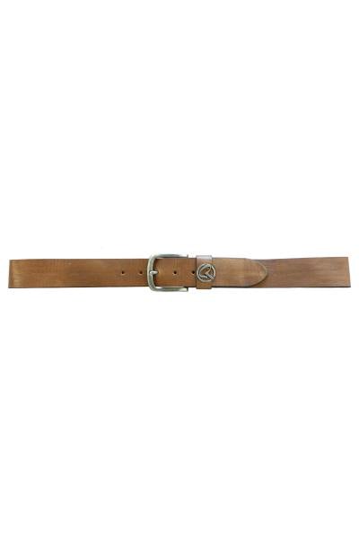 Cinturón marrón con hebilla metálica y logotipo