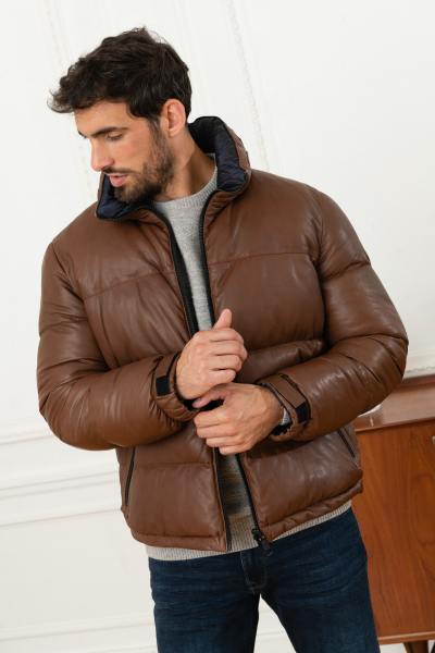 Cálida chaqueta de cuero marrón