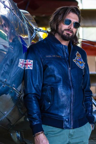 Bombardero aviador de la Royal Air Force azul marino