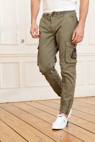 Pantalon militaire kaki à patchs