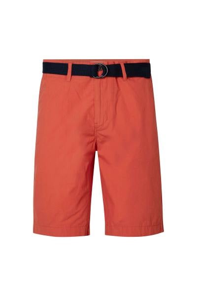 Rote Chino-Shorts mit schwarzem Gürtel