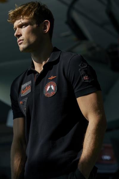 Polo-Shirt schwarz mit Air Force-Aufnähern