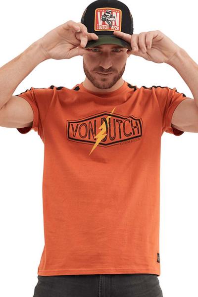 Camiseta naranja de hombre con logo vintage.