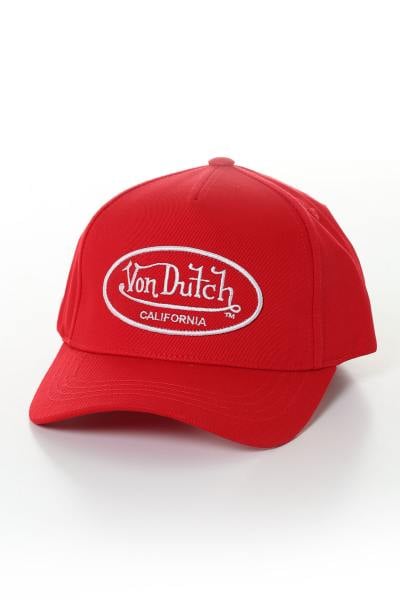Gorra roja con logo blanco.