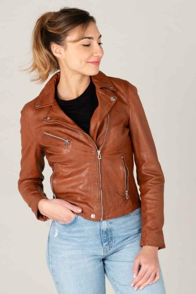 Cuero de cordero vegetal tono coñac.Blouson biker ligero y ajustado.
