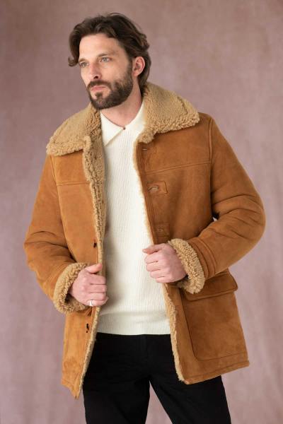 Elegante abrigo de piel serraje color mostaza