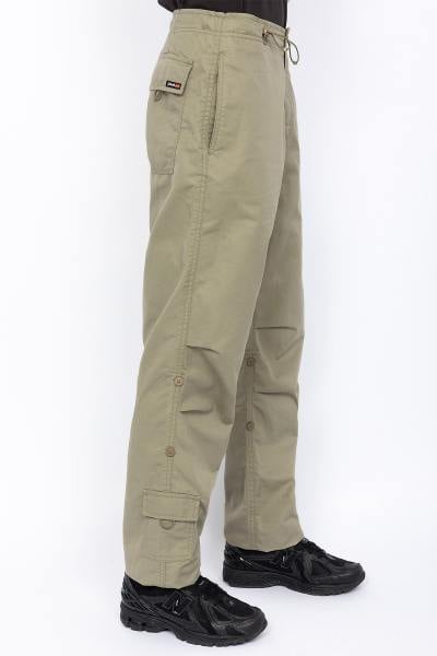Pantaloni militari convertibili in saggi pantaloni cropped color kaki