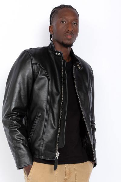 Spessa giacca di pelle nera con colletto da motociclista