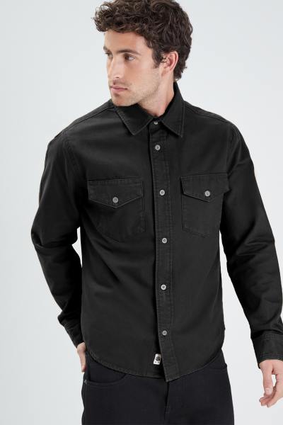 Camisa negra de algodón con bolsillos en el pecho.