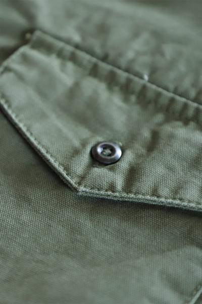 Camisa caqui de algodón con bolsillos en el pecho