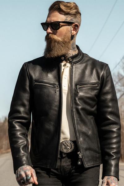 Spessa giacca di pelle nera con colletto da motociclista