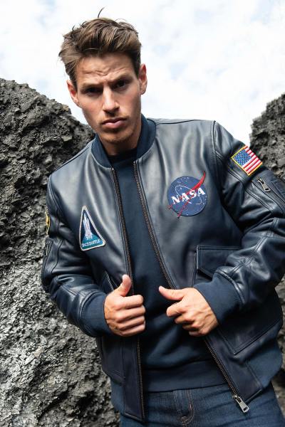 Mítica chaqueta de cuero aeroespacial azul marino