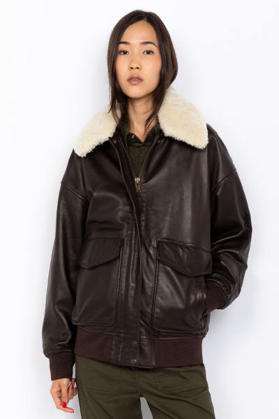 Blouson aviateur en cuir marron coupe boyfriend