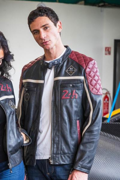 Blouson en cuir noir avec empiècements rouges et épaules matelassées