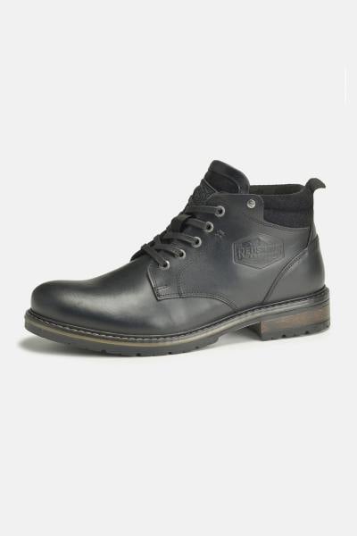 Botas de piel negra con logo en relieve.