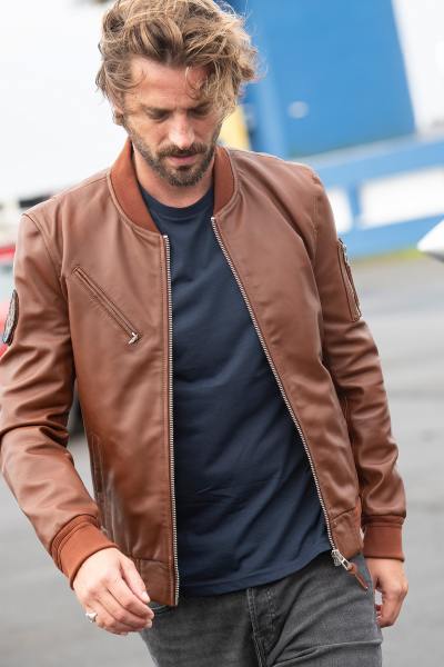 Lammleder-Bomber in Cognac mit Patrouille de France-Patch - slimfit.