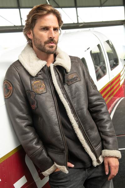 Bomber in shearling con toppe