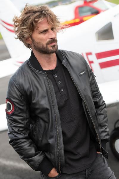 Bomber en cuir noir avec patch sur la manche