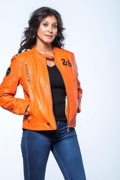 Blouson en cuir orange col motard avec damier sur l'épaule