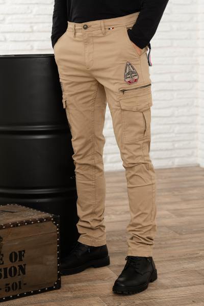 Pantaloni cargo in cotone beige con toppe