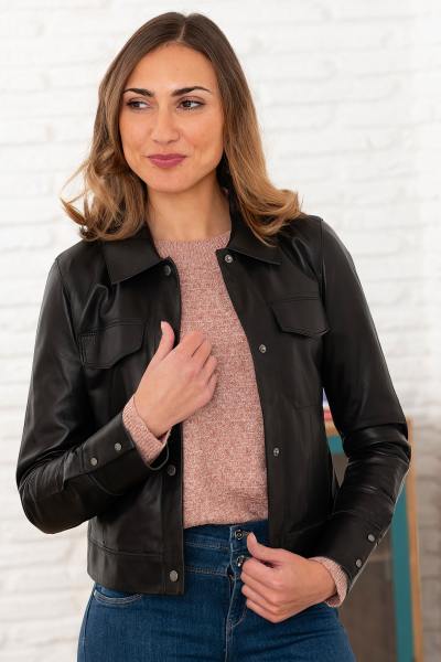 Chaqueta corta de piel negra fina y ligera con cuello camisero para mujer