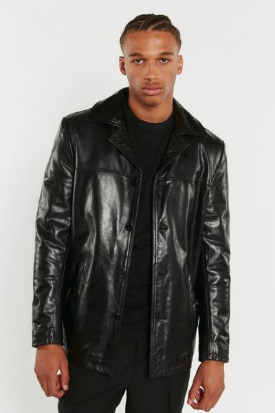 Chaqueta de cuero negra de largo medio para hombre.