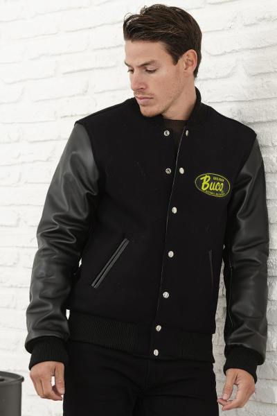 Schwarze Teddyjacke mit gelbem Logo