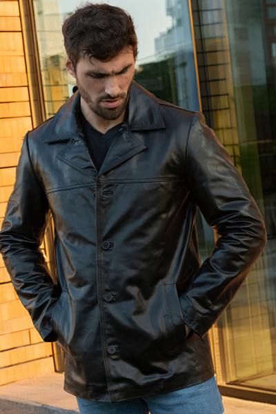 Chaqueta de cuero negra de largo medio para hombre.