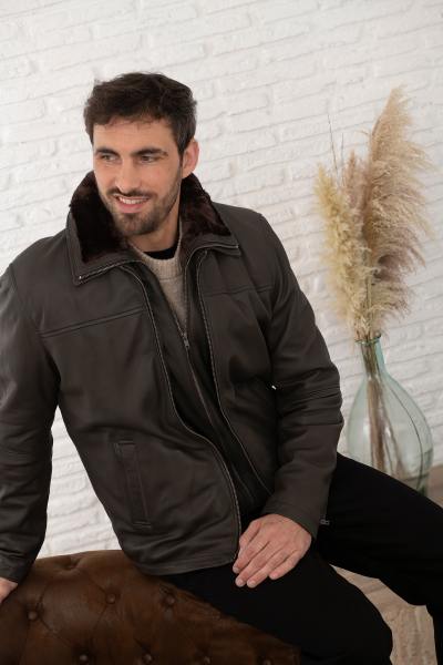 Chaqueta de cuero marrón oscuro con cuello alto y forro extraíble