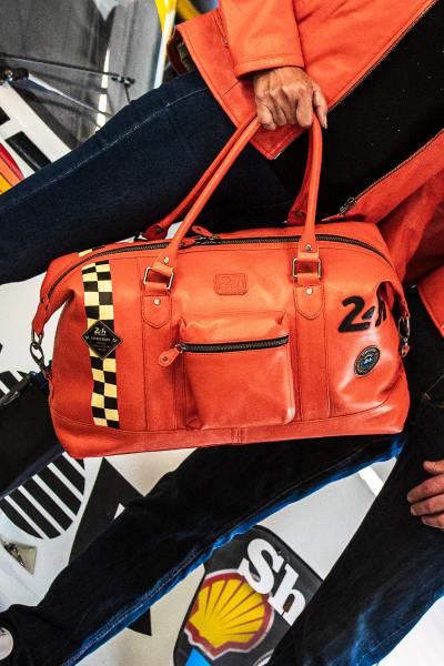 Bolsa de viaje de piel naranja con damero racing