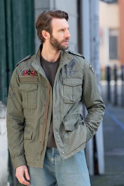 Khakifarbene Textiljacke im Militärstil