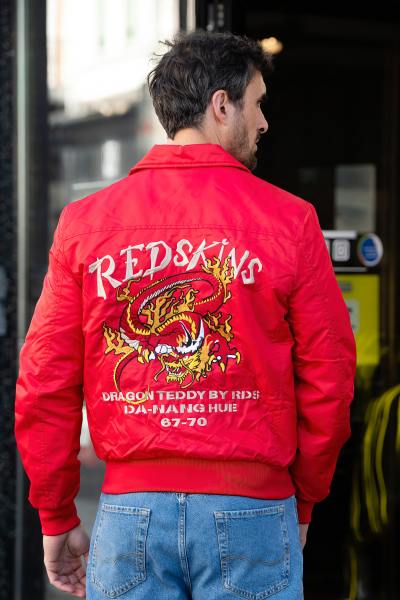 Giacca in stile teddy rosso acceso con colletto a camicia ricamato e ispirazione giapponese
