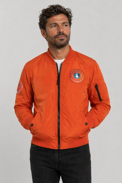 Giacca bomber arancione con stemma frontale e ricamo sul retro.