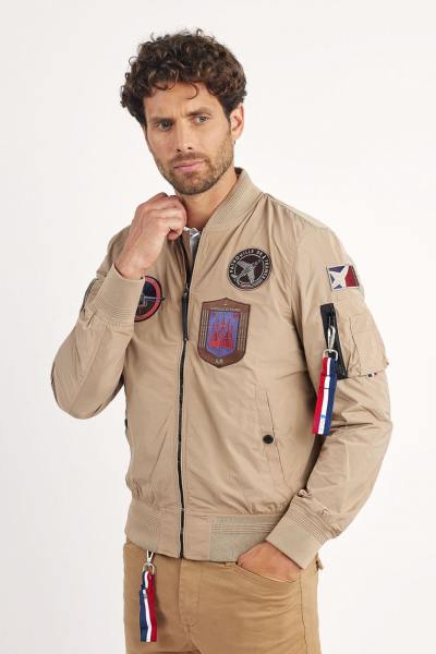 Sandfarbene Textiljacke mit Flicken