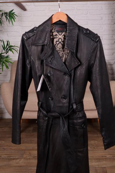Trench pour femme en cuir de couleur noir
