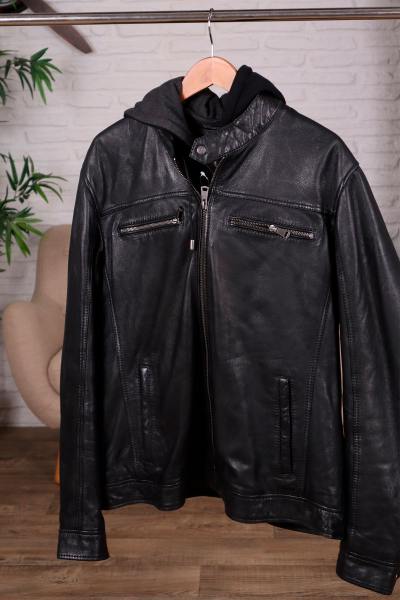 Blouson à capuche amovible de couleur noir
