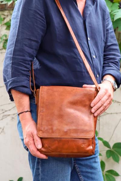 Borsa a tracolla in pelle di vacchetta oliata color cognac