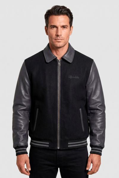 Giacca in stile teddy nera e grigia con colletto a camicia e logo ricamato.