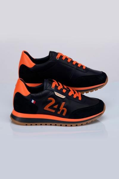 Zapatillas deportivas de cuero azul y naranja estilo carreras.