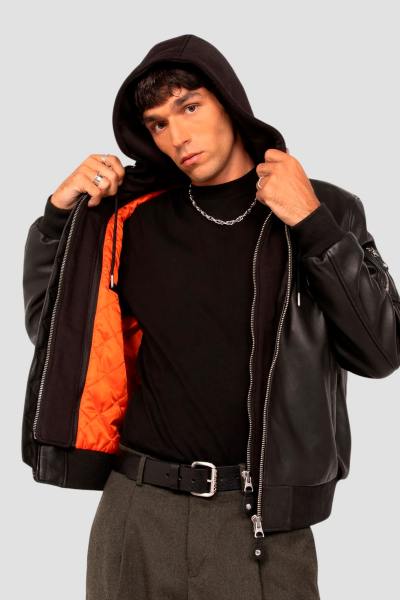 Giacca bomber MA-1 in pelle nera, con cappuccio removibile.