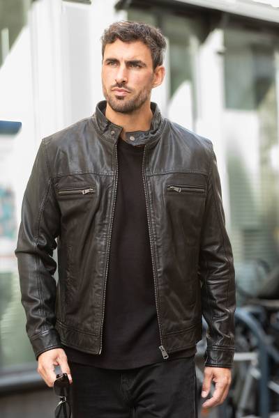 Giubbotto in pelle nera con collo da biker