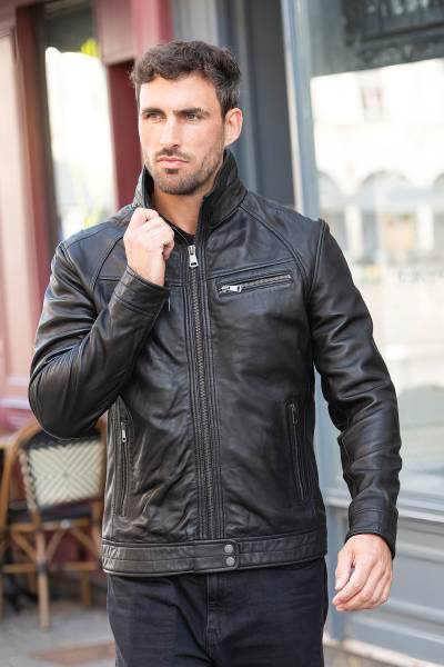 Giubbotto in pelle nera con collo alto