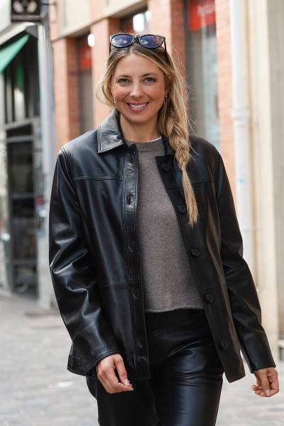 Giacca in pelle nera con bottoni e colletto a camicia