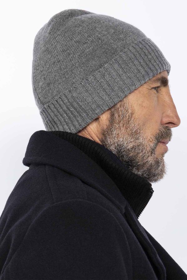 Homme portant un bonnet de laine type aviateur et veste d'hiver